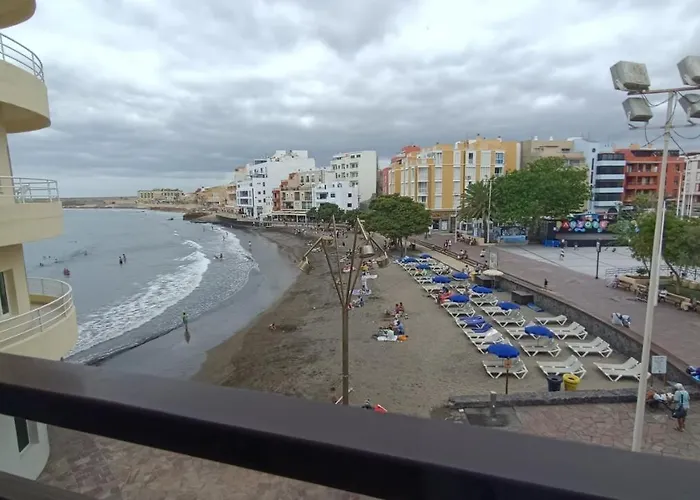 Frente a Playa de El Médano, dos
